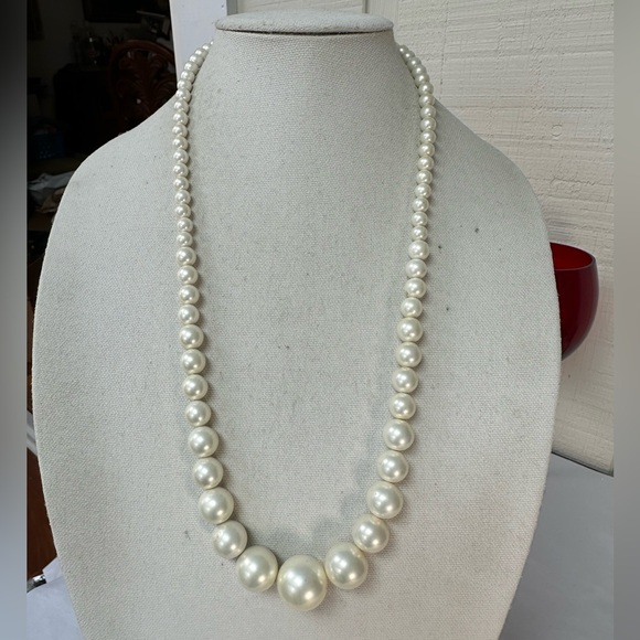 Long graduated size pearl bead statement necklace - Picture 1 of 5